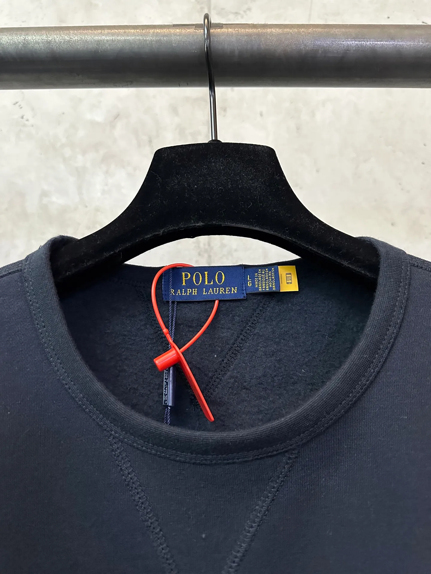P330 Ralph Lauren logo embroidered sweatshirt. Customized cloud-like honey cotton fleece sweatshirt material. It feels delicate and comfortable against the skin. It is mainly made of deep black and is decorated with exquisite white pony logo. It is highly recognizable. Customized hardware. Thread. Accessories. Matching. Same style for men and women. -Color: Black White Blue Gray -Size: S M L XL